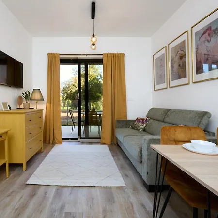 Mucha - With Free Weekend Parking Apartament