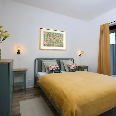 Mucha - With Free Weekend Parking Apartament