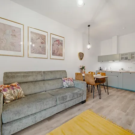 Mucha - With Free Weekend Parking *