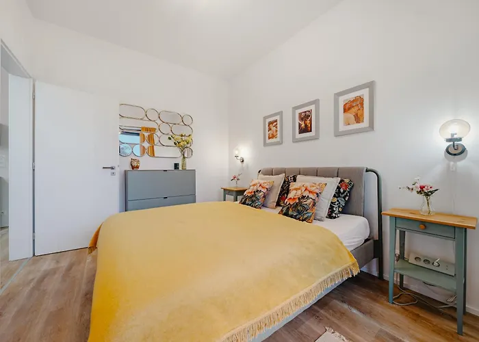 Mucha - With Free Weekend Parking Apartment *